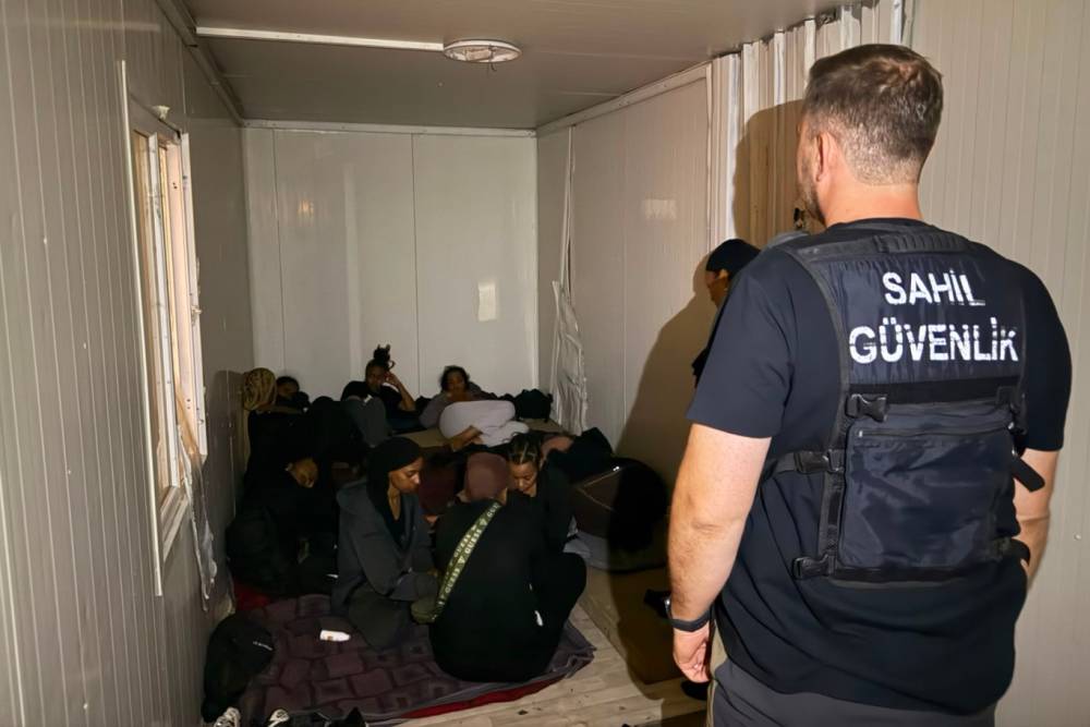 İzmir'de 18 d&uuml;zensiz g&ouml;&ccedil;men yakalandı