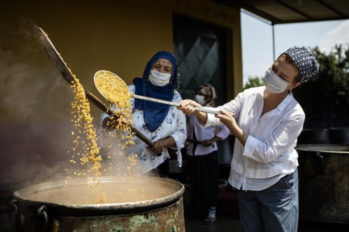 Atalık sarı buğday kazanlarda kaynadı, g&uuml;neşin kollarına bırakıldı