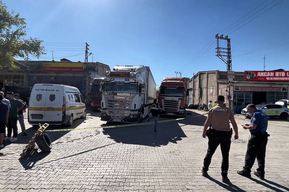 Husumetlisinin &uuml;zerine tır s&uuml;r&uuml;p ağır yaraladı