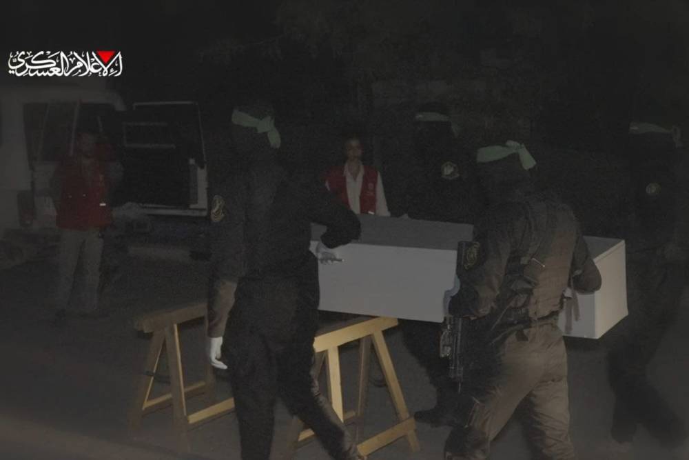 HAMAS anlaşmaya bağlı kalarak siyonist bir esirin cesedini daha Kızılhaç'a teslim etti