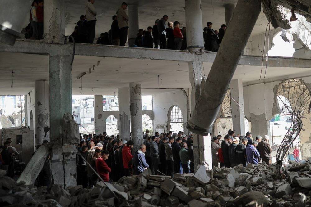 Yıkılan Selahaddin Camii’nin enkazında cuma namazı kılındı