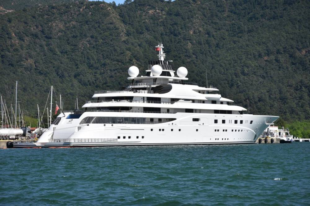 Marmaris&rsquo;e yanaşan l&uuml;ks geminin yakıt faturası duyanları şaşkına &ccedil;evirdi