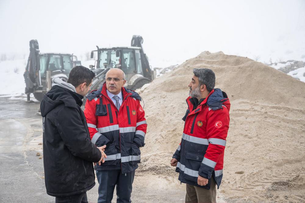 Malatya B&uuml;y&uuml;kşehir Belediyesi karla m&uuml;cadelede 12 bin 768 kilometrede &ccedil;alışmalarını s&uuml;rd&uuml;r&uuml;yor