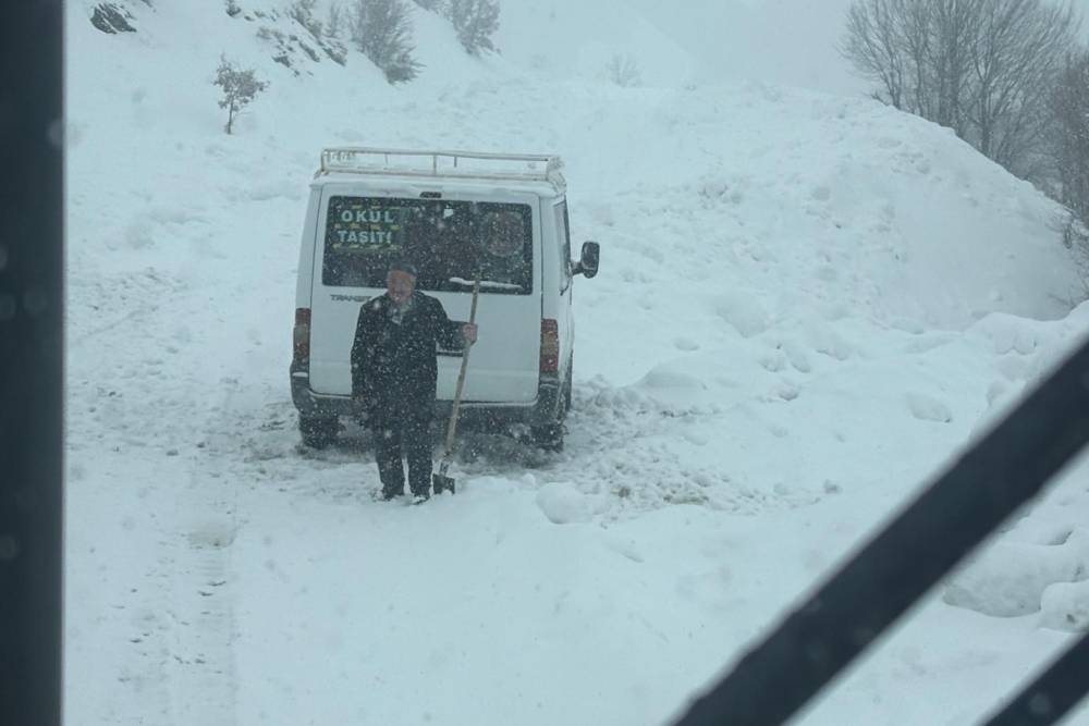Siirt'te kar yağışı nedeniyle mahsur kalan &ouml;ğrenci servisi kurtarıldı