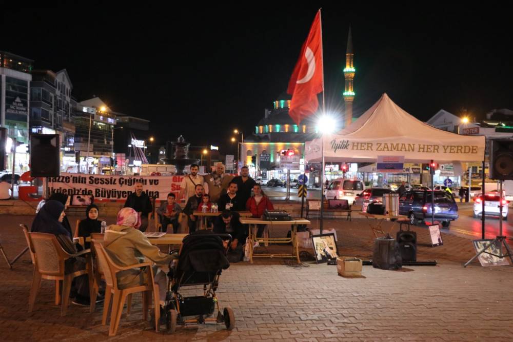 Ankara'da Küresel Sumud Filosu Gazze'ye ulaşana kadar her akşam nöbet başlatıldı