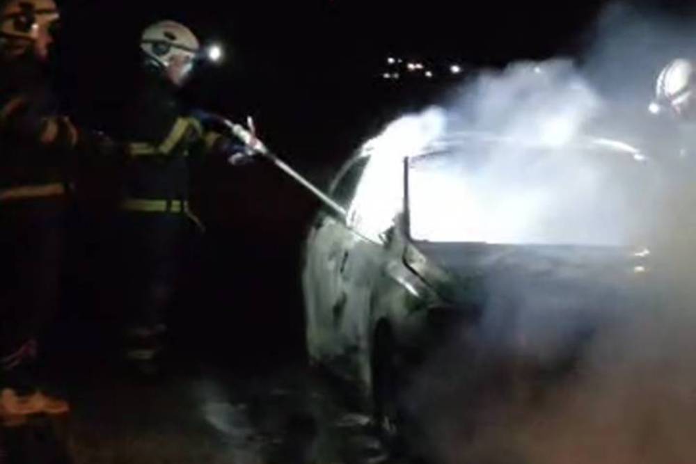 Batman'da alevlere teslim olan araç hurdaya döndü