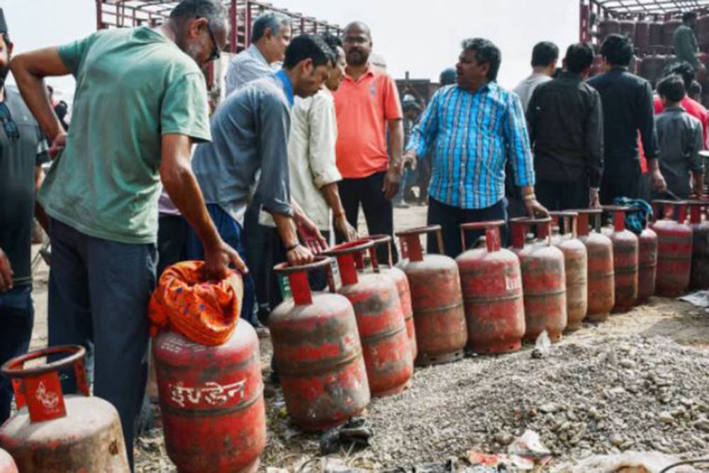 Hindistan'da yakıt krizi: Halk LPG t&uuml;plerini doldurmak i&ccedil;in uzun kuyruk oluşturdu