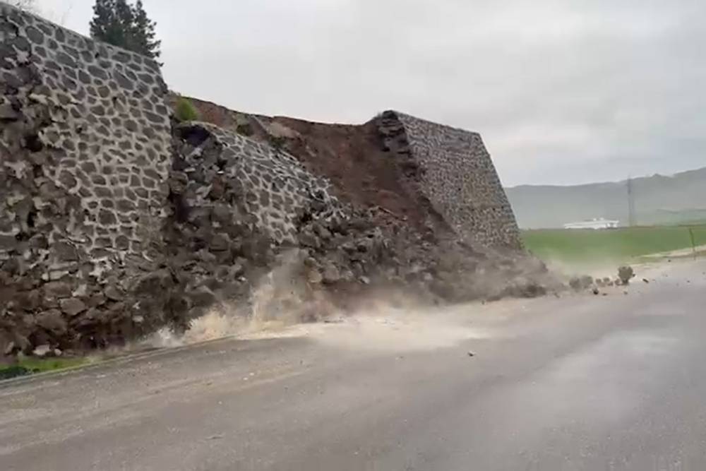 Şırnak'ta istinat duvarı yağışa dayanamadı