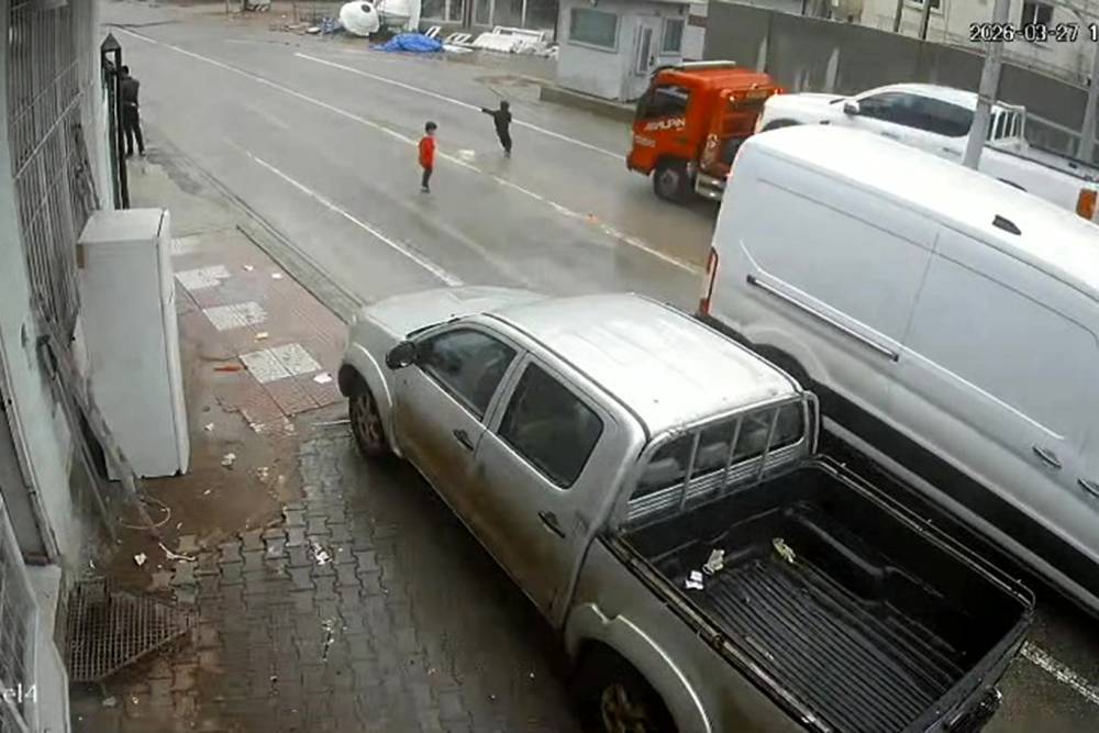 Aniden yola fırlayan &ccedil;ocuk &ouml;l&uuml;mden d&ouml;nd&uuml;